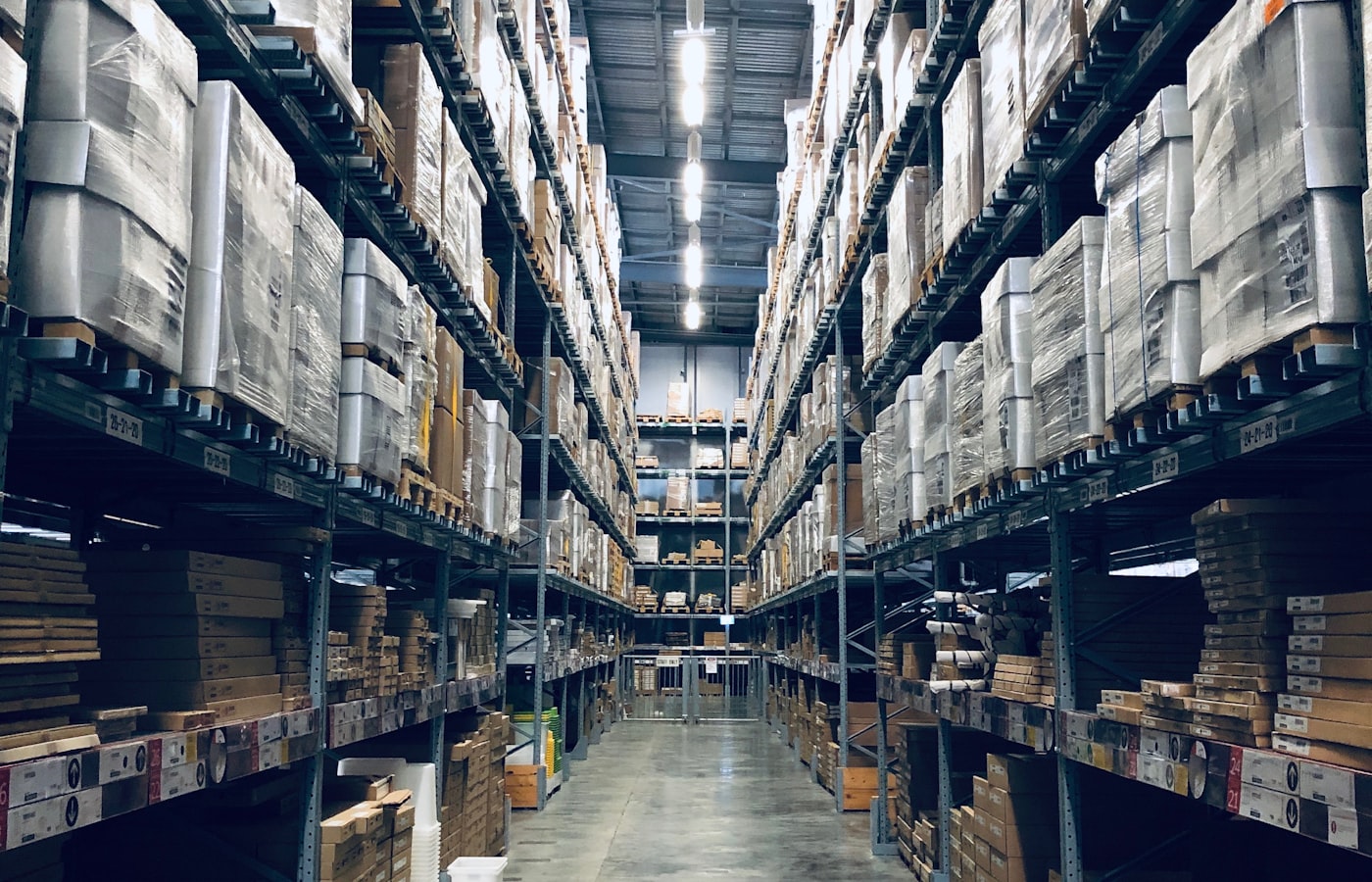 Depo rafları ve tesis