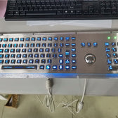 D-8605-BG IP65 103 tuşlu aydınlatmalı trackball'lu metal klavye